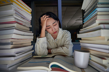 学生压力女大学生熬夜自习压力大背景