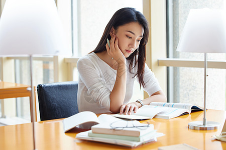 图书馆自习的女学生形象图片