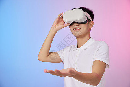 男青年体验vr虚拟现实技术图片