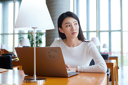 女大学生使用笔记本学习图片