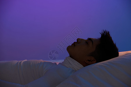 卧室夜晚男青年安静睡眠背景