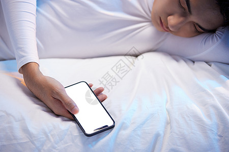 智能家居手机年轻男性拿着手机睡着背景