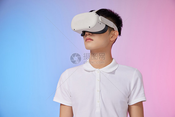 年轻男性VR眼镜科技图片