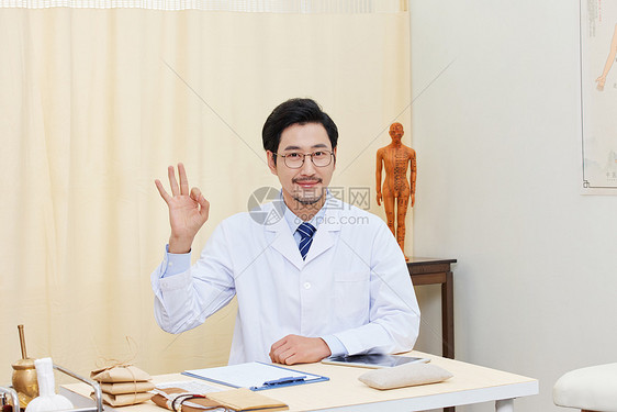 中医馆的男中医做ok手势图片