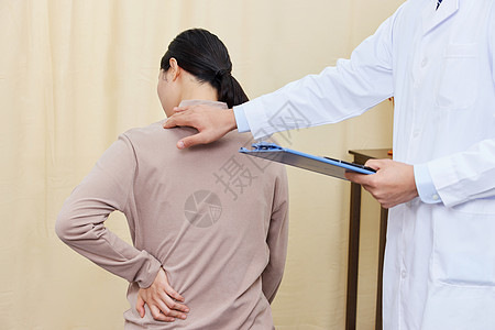 男中医为女患者检查肩颈高清图片