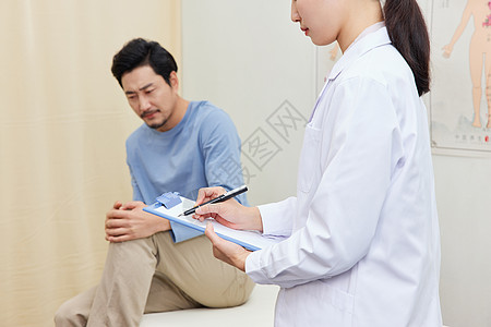 女中医记录男患者的关节问题图片