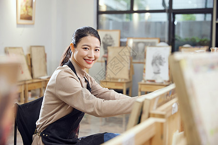 女孩独自在画室里画画高清图片