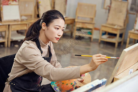 画画的学生女性独自在画室里画画背景