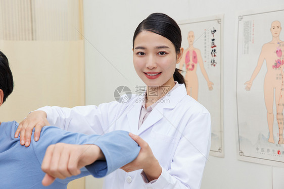 女医生引导男患者做手臂复健图片