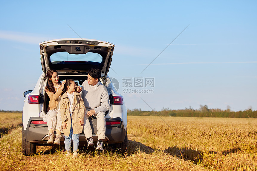 坐在车上看风景的一家人图片