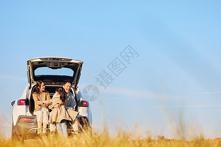 车上的一家人坐在车上看风景的一家人背景