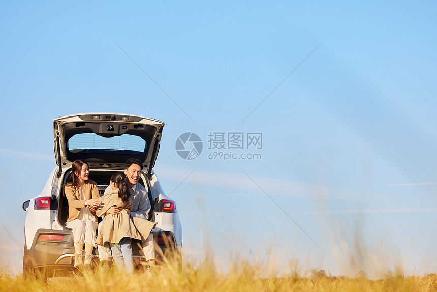 坐在车上看风景的一家人图片