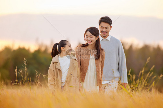 秋天郊游的幸福家庭图片