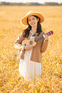 琵琶弹奏在稻田里弹奏尤克里里的女性背景