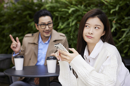 男女吵架青年男女相亲约会女性翻白眼背景