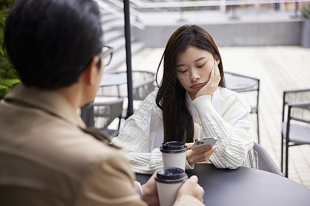 青年男女相亲约会女性无聊玩手机高清图片