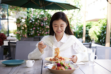 青年女性在餐厅相亲约会享用美食高清图片