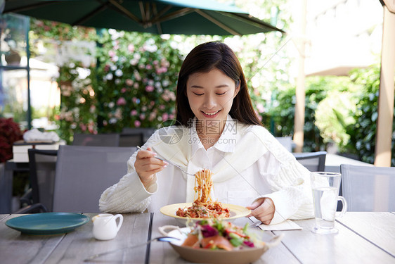 青年女性在餐厅相亲约会享用美食图片