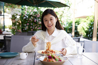 青年女性在餐厅享用美食图片