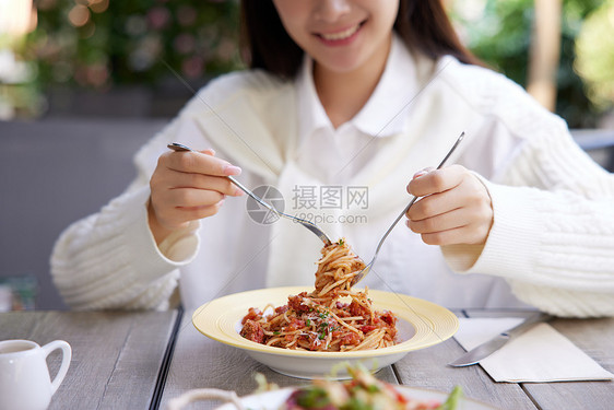 青年女性在餐厅享用美食图片