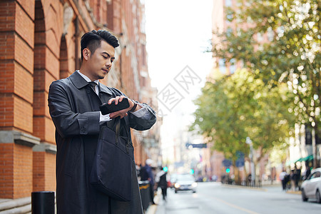 商务男士看手表赶时间背景