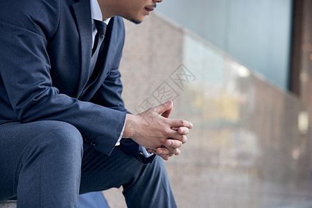 离职失业的职场商务男性坐在台阶上高清图片