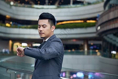 职场男商务男青年看手表形象背景