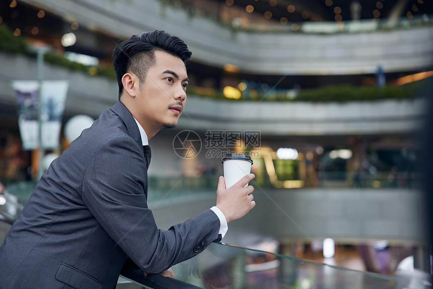 写字楼外的商务精英男士图片