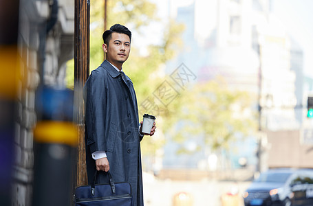 职场男成熟商务男士路边等车形象背景