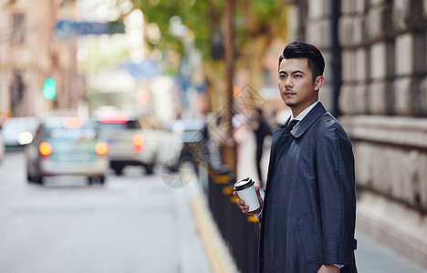 成熟商务男士路边等车形象图片