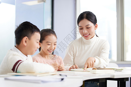 指导老师课外辅导小朋友学习的女老师背景