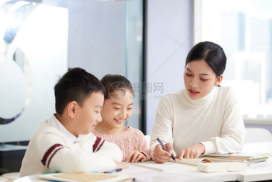 女老师课外辅导小朋友学习图片