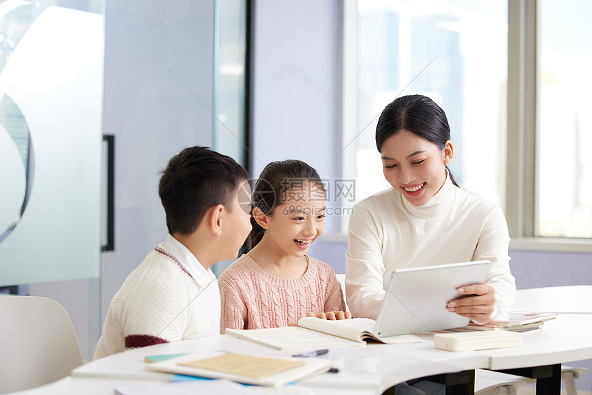 女老师课外补习教导图片