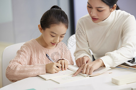 补习班上帮小朋友补习的女老师高清图片