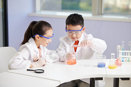 小朋友课外补习化学体验做实验高清图片