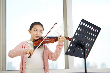 小女孩看琴谱拉小提琴图片