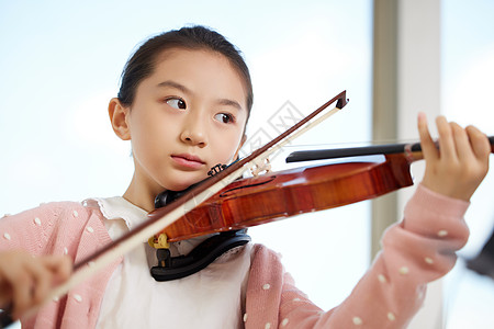 课外学习小提琴兴趣班的小女生高清图片