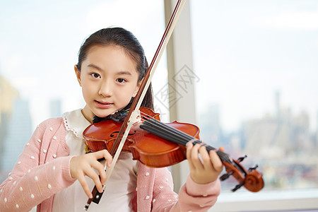 小女孩课外学习小提琴图片