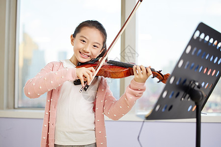小女孩拉小提琴形象图片