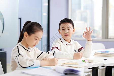 男孩比ok手势课外补习小朋友认真学习ok手势背景