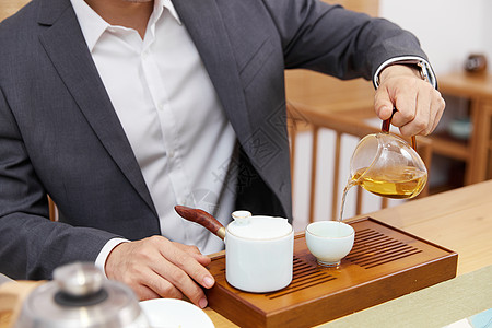 休闲办公在茶室泡茶的职场男性背景