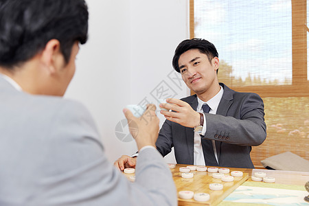 商务人士茶室休闲下棋图片