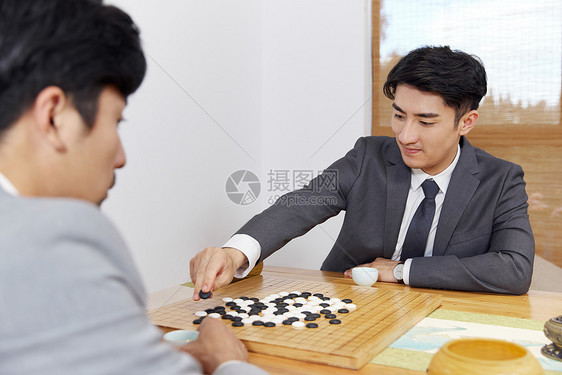 商业人士在茶室下棋图片