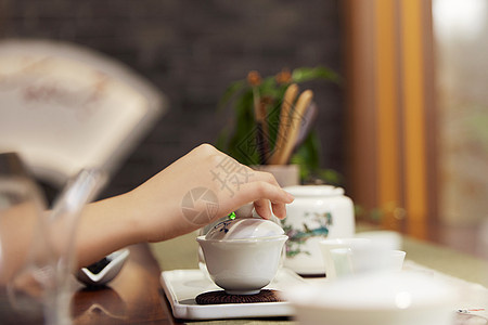 禅意茶道女性泡茶手部特写背景