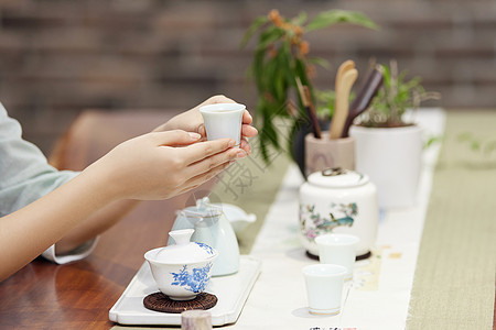 中式茶艺女性泡茶手部特写背景