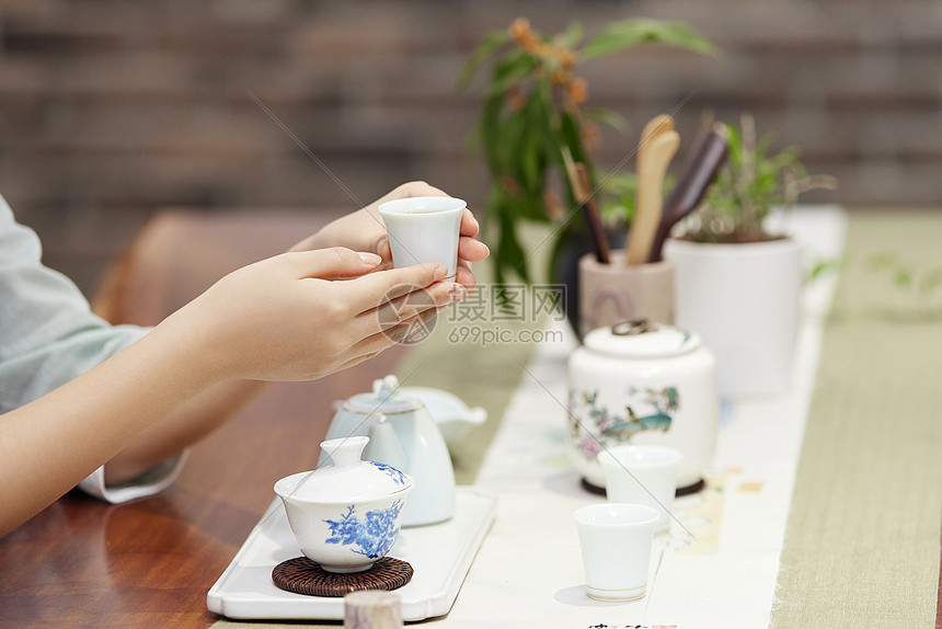 女性泡茶手部特写图片