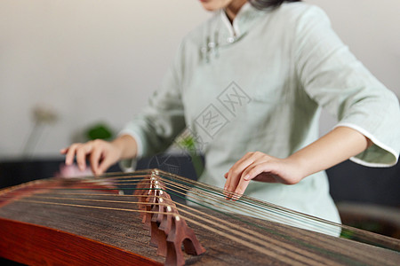 古筝女孩弹奏古筝的女性手部特写背景