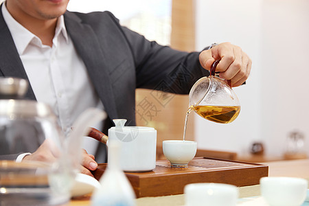 白领喝茶泡茶的商务男性手部特写背景