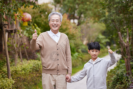 祖孙二人秋季形象高清图片