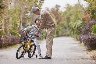 爷爷教孙子骑自行车图片